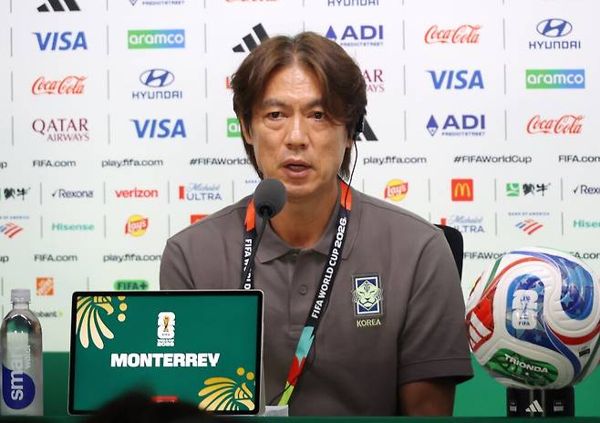 2026 북중미 월드컵에서 남아프리카공화국과 조별리그 3차전을 앞둔 한국 축구국가대표팀의 홍명보 감독이 23일(현지시간) 멕시코 몬테레이 에스타디오 BBVA에서 열린 공식 기자회견에서 질문에 답하고 있다. 연합뉴스