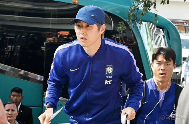 한국 축구 대표팀 이강인(가운데)이 지난 21일(현지시간) 멕시코 몬테레이의 대표팀 숙소로 이동하고 있다. 몬테레이=이한형 기자