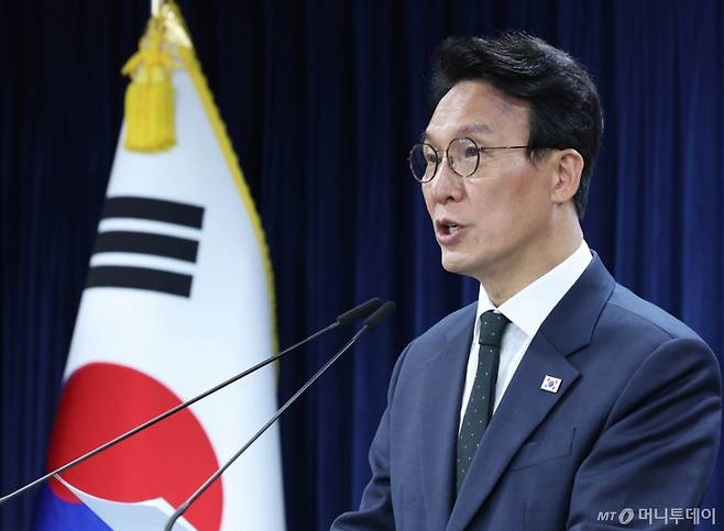 [서울=뉴시스] 조수정 기자 = 김민석 국무총리가 25일 오후 서울 종로구 정부서울청사에서 검찰 개혁 관련 현안 발표를 하고 있다. 2026.06.25사진=조수정