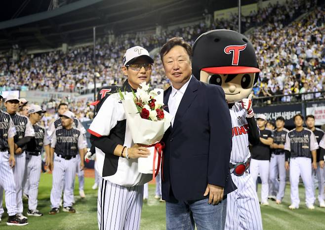 LG 트윈스 염경엽(58) 감독이 홈 6연승과 함께 4연승 신바람을 달린 뒤 잠실벌을 가득 메운 홈팬들과 위기를 버텨낸 불펜진을 향해 엄지를 치켜세웠다. 사진은 지난 24일 서울 송파구 잠실야구장에서 열린 2026 신한 SOL 뱅크 KBO리그 삼성 라이온즈와 LG 트윈스의 경기에서 2대0 승리를 거뒀다. /사진=뉴스1 (LG 트윈스 제공)