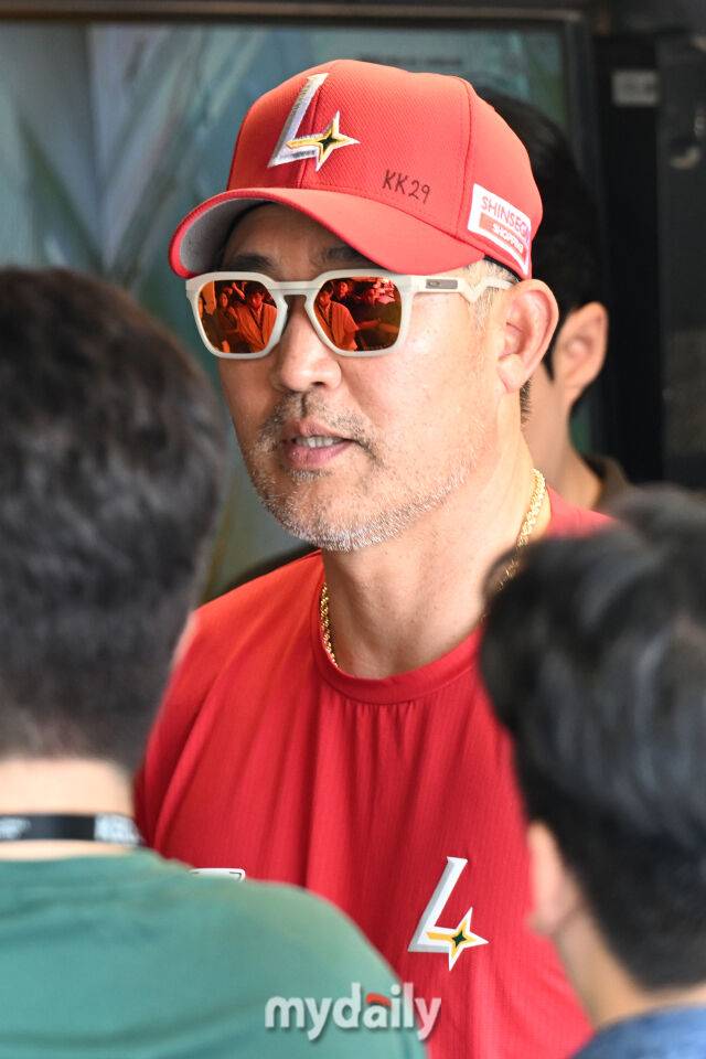 16일 인천 SSG랜더스필드에서 열린 '2026 신한 SOL KBO리그' 롯데 자이언츠와 SSG 랜더스 경기. SSG 이숭용 감독이 경기 전 인터뷰를 하고 있다./마이데일리