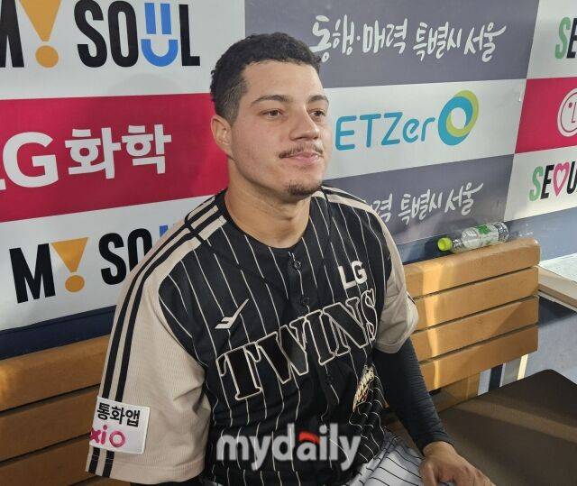 리오스가 인터뷰에 앞서 포즈를 취하고 있다./잠실=심혜진 기자
