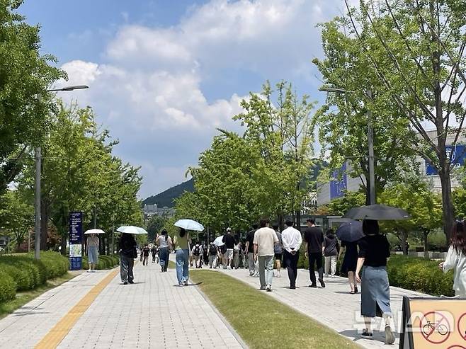 [서울=뉴시스] 신우진ᐧ우연지 인턴기자=23일 신촌의 한 대학교의 모습. 양산을 쓴 사람을 쉽게 발견할 수 있다. 2026.06.23