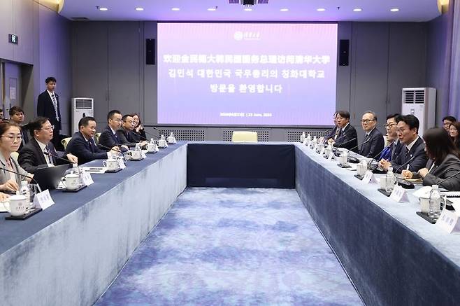 [서울=뉴시스] 조수정 기자 = '세계경제포럼(WEF) 제17차 뉴 챔피언 연차총회'(하계 다보스포럼) 참석차 중국을 방문한 김민석 국무총리가 23일 오전 (현지 시간) 베이징 칭화대를 방문해 당서기인 추융(邱勇.왼쪽 두번째) 중국과학원 원사 및 법학원장과 면담하고 있다. (사진=국무총리실 제공) 2026.06.23. chocrystal@newsis.com *재판매 및 DB 금지