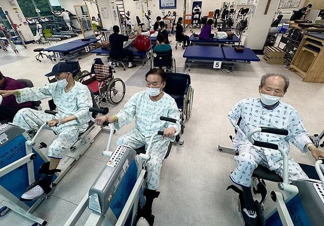 [대구=뉴시스] 정재익 기자 = 지난 24일 대구 달서구 대구보훈병원 재활센터 운동치료실에서 6·25 참전유공자들이 수동 상하지 운동기를 타고 있다. 2026.06.25. jjikk@newsis.com *재판매 및 DB 금지