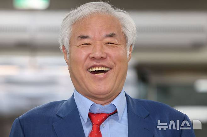 [서울=뉴시스] 권창회 기자 = 전광훈 사랑제일교회 목사가 11일 서울 서초구 서울중앙지법에서 열린 공직선거법 위반 추가기소 11차 공판에 출석하고 있다. 2026.06.11. kch0523@newsis.com