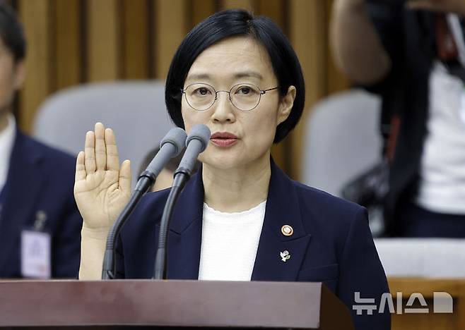 [서울=뉴시스] 정병혁 기자 = 한성숙 국무총리 후보자가 25일 서울 여의도 국회에서 열린 인사청문회에서 선서하고 있다. 2026.06.25. jhope@newsis.com