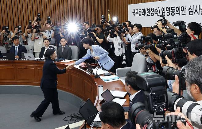 [서울=뉴시스] 최진석 기자 = 한성숙 국무총리 후보자가 25일 여의도 국회에서 열린 인사청문회에서 백혜련 인사청문특위 위원장에게 선서문을 제출하고 있다. 2026.06.25. myjs@newsis.com