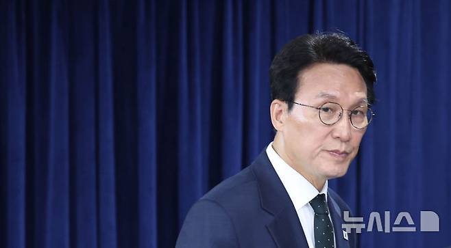[서울=뉴시스] 조수정 기자 = 김민석 국무총리가 25일 오후 서울 종로구 정부서울청사에서 검찰 개혁 관련 현안 발표를 하기 위해 입장하고 있다. 2026.06.25. chocrystal@newsis.com