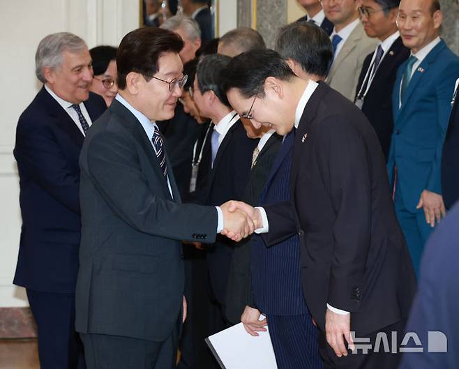 [로마=뉴시스] 최동준 기자 = G7 정상회의 참석 계기 이탈리아를 국빈 방문 중인 이재명 대통령이 12일(현지 시간) 로마 한 호텔에서 열린 한-이탈리아 비즈니스 라운드 테이블에서 이재용 삼성전자 회장과 악수하고 있다. 2026.06.13. photocdj@newsis.com