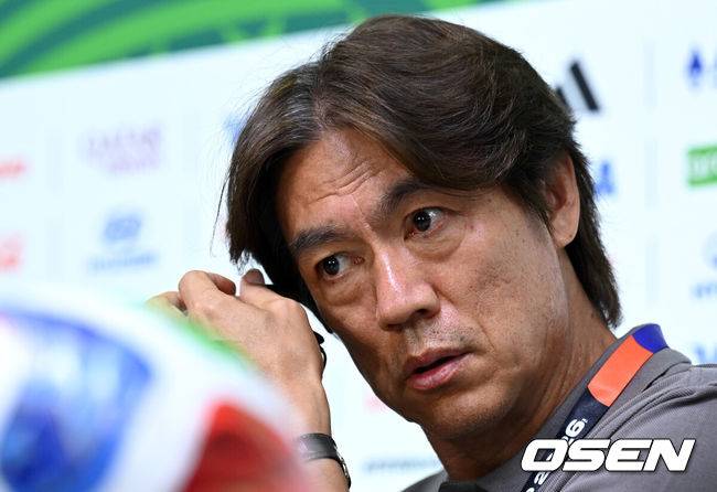 [OSEN=몬테레이(멕시코), 이대선 기자] 24일(한국시간) 멕시코 누에보레온주 과달루페의 몬테레이 스타디움에서 대한민국 축구국가대표팀 공식 기자회견이 진행됐다.대한민국 축구대표팀은 오는 25일 오전 10시 멕시코 몬테레이 스타디움에서 남아프리카공화국을 상대로 2026 국제축구연맹(FIFA) 북중미 월드컵 조별리그 A조 최종 3차전을 치른다. 대한민국 홍명보 감독이 질문을 듣고 있다. 2026.06.24 /sunday@osen.co.kr