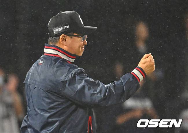 [OSEN=부산, 이석우 기자] 24일 부산 사직야구장에서 2026 신한 SOL KBO 리그 롯데 자이언츠와 NC 다이노스의 경기가 열렸다. 홈팀 롯데는 로드리게스가, 방문팀 NC는 테일러가 선발 출전했다.롯데 자이언츠 김태형 감독이 5-3으로 역전승을 올리고 선수들과 기쁨을 나누고 있다. 2026.06.24 / foto0307@osen.co.kr