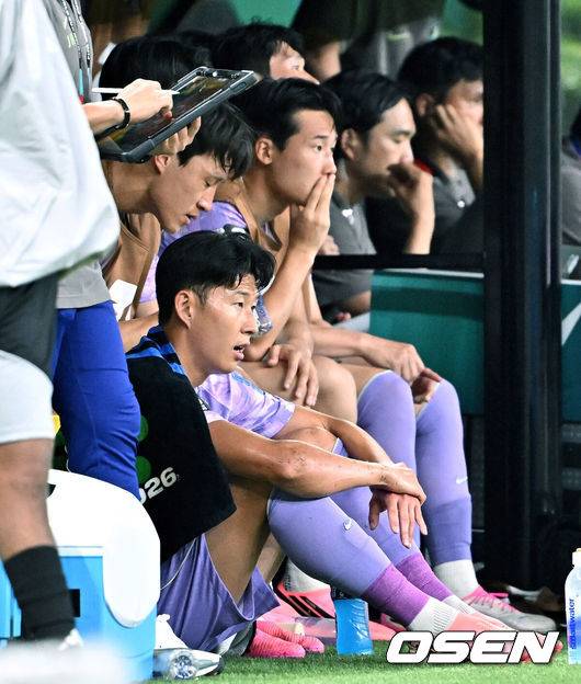 [OSEN=과달라하라(멕시코), 이대선 기자] 홍명보 감독이 이끄는 대한민국 축구대표팀은 19일 오전 10시(이하 한국시간) 멕시코 과달라하라의 에스타디오 과달라하라에서 열린 2026 국제축구연맹(FIFA) 북중미 월드컵 조별리그 A조 2차전에서 멕시코에 0-1로 패했다.이로써 한국은 1승 1패, 승점 3으로 멕시코(승점 6)에 이어 조 2위가 됐다. 체코와 남아프리카공화국이 나란히 승점 1에 머물러 있는 만큼 한국은 남아공과 최종전에서 무승부만 거둬도 조 2위를 확보할 수 있다.후반 대한민국 손흥민이 교체 후 벤치에서 경기를 바라보고 있다. 2026.06.19 /sunday@osen.co.kr