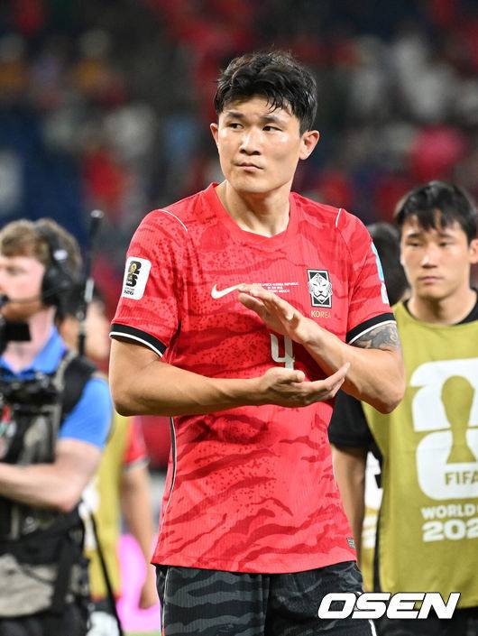 [OSEN=몬테레이(멕시코), 이대선 기자] 홍명보 감독이 이끄는 대한민국 축구대표팀은 25일(이하 한국시간) 오전 10시 멕시코 몬테레이 스타디움에서 개최된 2026 국제축구연맹(FIFA) 북중미 월드컵 조별리그 A조 최종전에서 남아프리카공화국에게 0-1 충격패를 당했다.&nbsp;1승2패가 된 한국은 A조 3위로 밀리며 32강 자력진출에 실패했다. 한국은 나머지 조들의 상황을 따져보고 32강에 진출할 가능성은 남아있다. 1승1무1패의 남아공이 2위로 32강 진출을 확정지었다.&nbsp;경기 종료 후 대한민국 김민재가 패배에 아쉬워하고 있다. 2026.06.25 /sunday@osen.co.kr