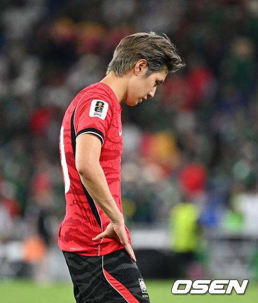[OSEN=몬테레이(멕시코), 이대선 기자] 홍명보 감독이 이끄는 대한민국 축구대표팀은 25일(이하 한국시간) 오전 10시 멕시코 몬테레이 스타디움에서 개최된 2026 국제축구연맹(FIFA) 북중미 월드컵 조별리그 A조 최종전에서 남아프리카공화국에게 0-1 충격패를 당했다.&nbsp;1승2패가 된 한국은 A조 3위로 밀리며 32강 자력진출에 실패했다. 한국은 나머지 조들의 상황을 따져보고 32강에 진출할 가능성은 남아있다. 1승1무1패의 남아공이 2위로 32강 진출을 확정지었다.&nbsp;경기 종료 후 대한민국 이강인이 패배에 아쉬워하고 있다. 2026.06.25 /sunday@osen.co.kr