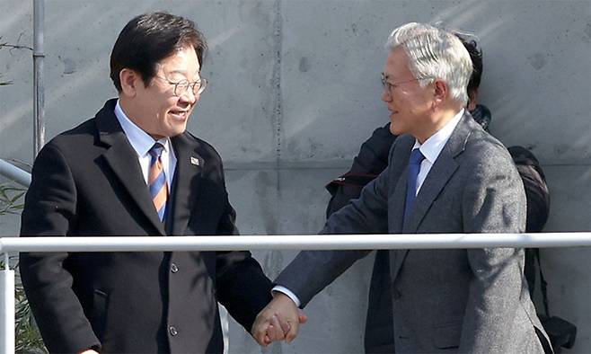 이재명 대통령이 더불어민주당 당대표이던 지난 2025년 1월 30일 경남 양산시 하북면 평산마을 문재인 전 대통령 사저를 방문, 문 전 대통령과 함께 지지자에게 손 인사 후 악수하고 있다. 연합뉴스