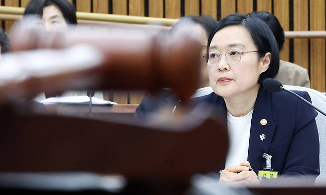 한성숙 국무총리 후보자가 25일 여의도 국회에서 열린 국무총리(한성숙) 임명동의안 심사를 위한 인사청문회에서 위원들의 발언들 듣고 있다. 뉴시스
