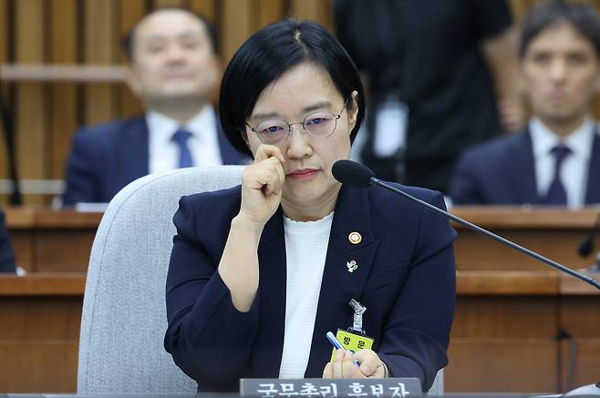 “협치 가교 되겠다” 한성숙 국무총리 후보자가 25일 서울 여의도 국회에서 열린 국무총리 임명동의안 심사를 위한 인사청문회에서 안경을 고쳐쓰고 있다. 한 후보자는 “저에게 기회를 주신다면 ‘일만 하는 총리’가 되겠다”며 “AI(인공지능) 대전환을 통해 경제 구조의 전환을 이끌어내고 미래 세대의 성장을 돕고 사회적 약자를 위한 따뜻한 울타리를 만드는 데 총력을 다하겠다”고 말했다. 허정호 선임기자