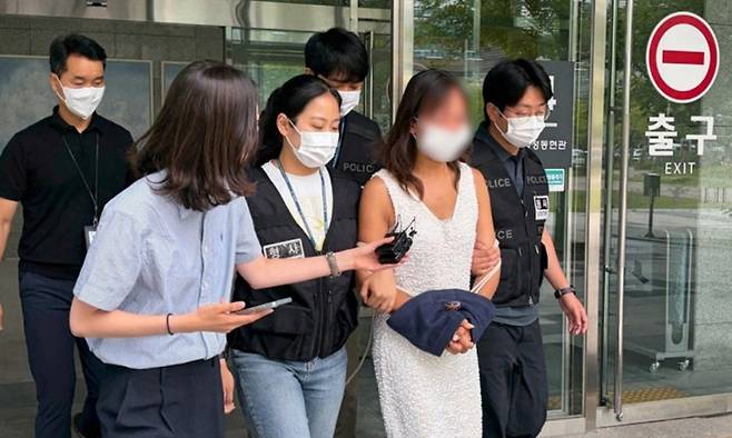 잠실 개표소 봉쇄 시위 현장에서 경찰관에게 침을 뱉고 욕설한 혐의(공무집행방해)로 25일 구속된&nbsp;김모씨가 영장실질심사를 받으러 이동하고 있는 모습. 연합뉴스