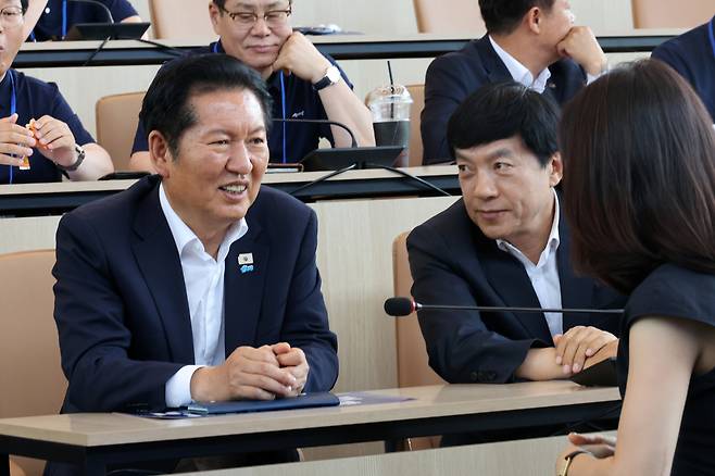 정청래 전 더불어민주당 대표가 25일 전북 정읍시 아우름캠퍼스에서 열린 당선인 워크숍에서 이성윤 의원과대화를 나누고 있다. 뉴스1