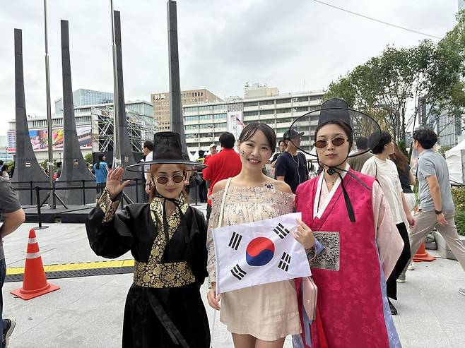 25일 서울 광화문광장에 모인 외국인 관광객들이 축구경기를 관람하고 있다. 남소정 기자