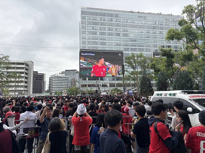 25일 서울 광화문광장에 모인 축구팬들이 축구경기를 관람하고 있다. 남소정 기자