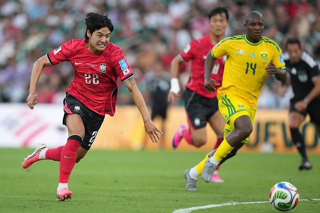 축구국가대표팀 수비수 설영우(왼쪽)가 25일(한국시간) 멕시코 누에보레온주 몬테레이 스타디움서 열린 남아공과 북중미월드컵 조별리그 A조 최종 3차전 도중 드리블하고 있다. 몬테레이｜AP뉴시스