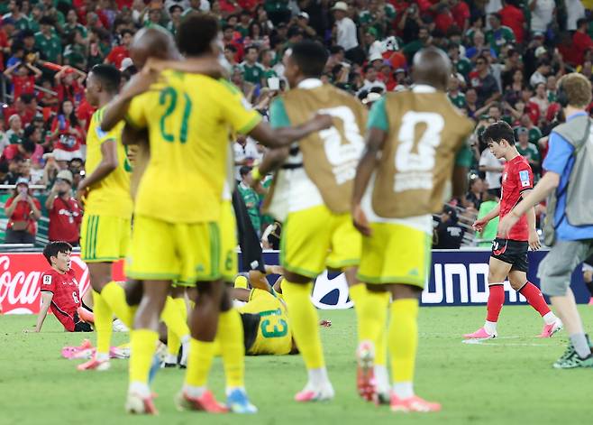 남아프리카공화국 선수들이 25일 멕시코 몬테레이 스타디움에서 열린 한국과 2026 북중미 월드컵 조별리그 A조 최종전에서 승리해 32강 진출을 확정한 뒤 기뻐하고 있다.   몬테레이 | 연합뉴스