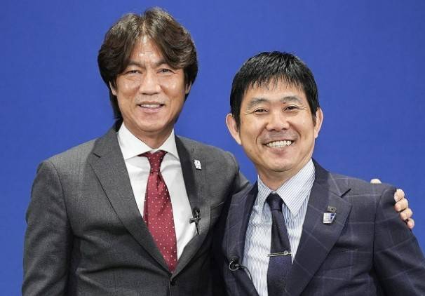 ▲ 한국 축구 대표팀 홍명보 감독(왼쪽)과 일본의 모리야스 하지메 감독이 2025년 일본 지바현 일본축구협회(JFA) 드림필드에서 열린 양국 수교 60주년을 기념한 특별 대담에서 기념 촬영을 하고 있다. ⓒ 연합뉴스