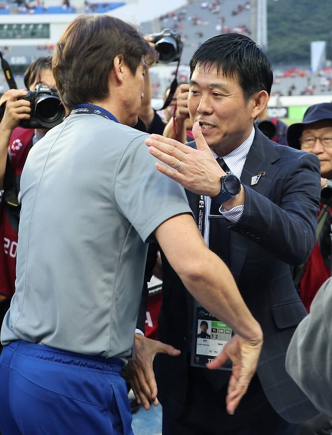 ▲ 홍명보 한국 대표팀 감독(왼쪽)과 모리야스 하지메 일본 대표팀 감독 ⓒ 연합뉴스