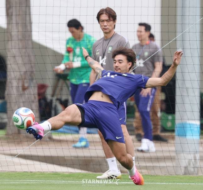 대한민국 축구 국가대표팀이 2026 북중미월드컵을 앞두고 8일 멕시코 과달라하라 치바스 베르데 바예에서 훈련을 진행했다.  옌스가 홍명보 감독이 지켜보는 가운데 패싱 훈련을 하고 있다. /사진=김진경 대기자.