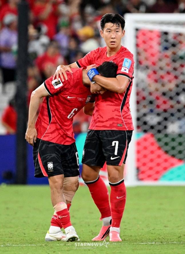 한국 대표팀 손흥민(오른쪽)이 남아공전 패배 후 선수들을 위로하고 있다. /사진=김진경 대기자.