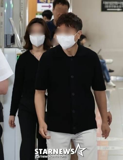 박수홍의 출연료 등 20억 원을 빼돌린 혐의를 받는 친형 박 모씨와 형수 이 모씨 /사진=(서울=뉴스1) 김성진 기자