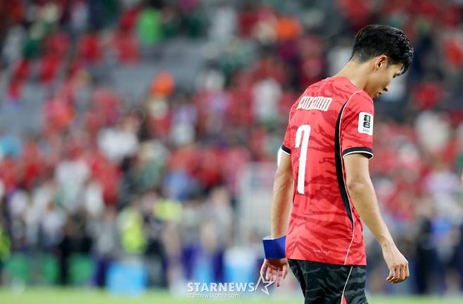 2026 북중미월드컵 A조 3차예선 대한민국 대 남아공 경기가 25일(한국시간) 멕시코 몬테레이 에스타디오 BBVA에서 열렸다.  후반전  선제골을 허용하며 남아공에 0-1로 패해 조3위에 머문  대표팀, 손흥민, 옌스 등 대표팀 선수들이 아쉬운 표정으로 경기를 마무리하고 있다.  2026.06.24. /사진=김진경 kim.jinkyung@