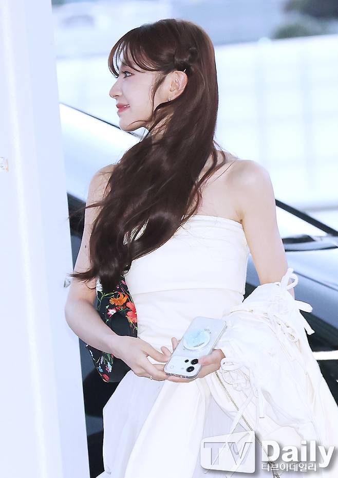Chinese actress Qian Ximei successfully completed all her schedules in Korea and departed for China via Incheon International Airport on the evening of the 25th. Qian Ximei left the airport with a bright demeanor, perfectly pulling off a trendy Korean pose.