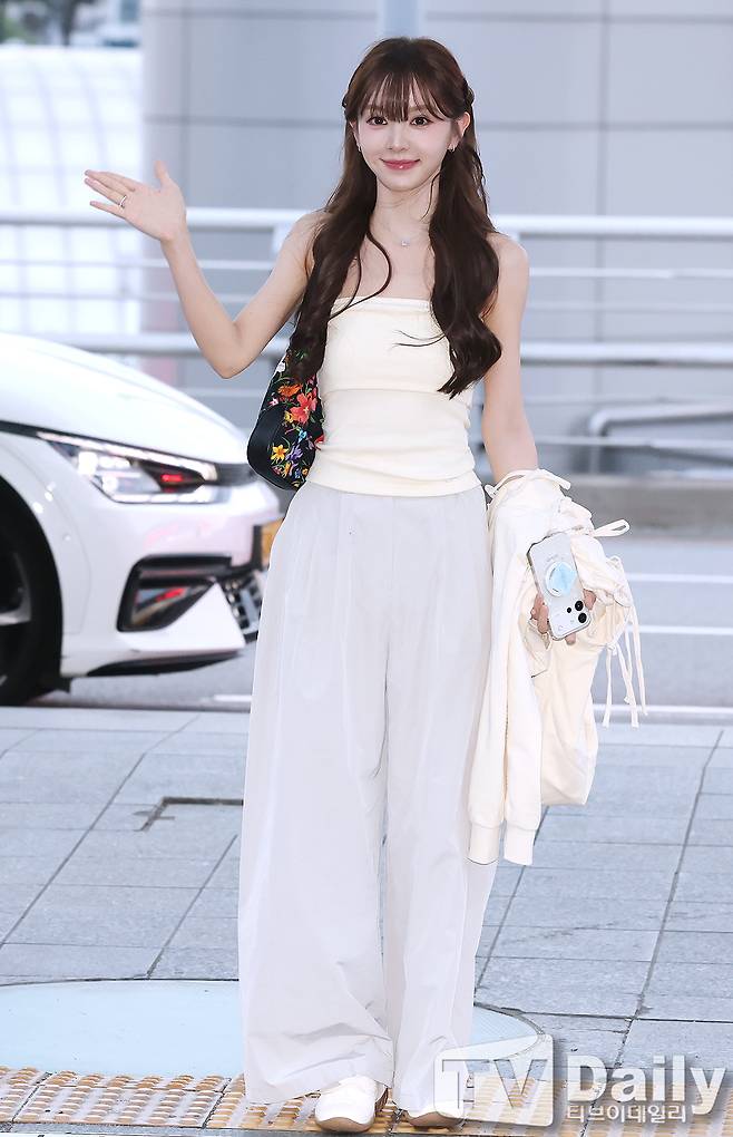 Chinese actress Qian Ximei successfully completed all her schedules in Korea and departed for China via Incheon International Airport on the evening of the 25th. Qian Ximei left the airport with a bright demeanor, perfectly pulling off a trendy Korean pose.