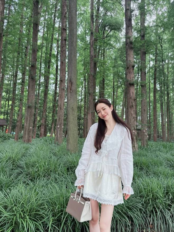 Actor Hong Soo-Ah shared a recent photo on her social media, highlighting her slim figure and innocent beauty. She drew attention by posting a picture of herself drinking milk along with a humorous caption expressing concern about gaining weight.In the released photo, Hong Soo-Ah wore a white lace outfit and showed off her flawless, toned physique. She interacted with fans by sharing her daily life, mentioning that she enjoys milk because she cannot drink coffee.Born in 1986, Hong Soo-Ah captivated viewers by flaunting her unchanging, youthful appearance. Having debuted in 2003, Hong Soo-Ah is currently continuing her active career, traveling between Korea and China.