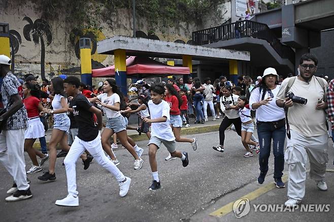 강진에 황급히 대피하는 베네수엘라 시민들 연쇄 강진이 발생한 24일(현지시간) 베네수엘라 카라카스에서 사람들이 황급히 대피하고 있다. [AFP=연합뉴스. 재판매 및 DB 금지]