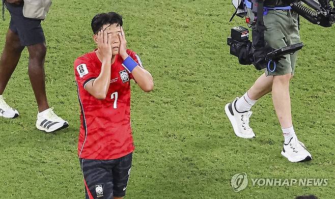 32강 직행 실패, 아쉬워 하는 손흥민 (몬테레이=연합뉴스) 최재구 기자 = 24일(현지시간) 멕시코 몬테레이 스타디움에서 열린 2026 북중미 월드컵 A조 3차전 한국과 남아프리카공화국의 경기.
  한국의 손흥민이 남아공에 0-1로 패한 뒤 아쉬워 하고 있다.  2026.6.25 jjaeck9@yna.co.kr