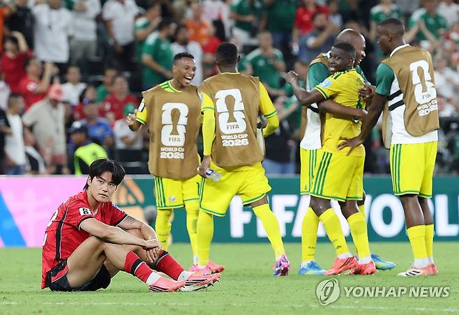 아쉬운 설영우 (몬테레이=연합뉴스) 신준희 기자 = 한국 축구 국가대표팀 설영우 등 선수들이 24일(현지시간) 멕시코 몬테레이 스타디움에서 열린 2026 북중미 월드컵 A조 3차전 남아프리카공화국과의 경기에서 0대1로 패배한 뒤 아쉬워하고 있다. 2026.6.25 hama@yna.co.kr