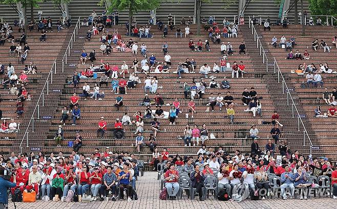 울산서도 남아공전 거리응원…호반광장에 모인 시민 (울산=연합뉴스) 김용태 기자 = 25일 울산시 남구 문수호반광장에 모인 시민이 2026 북중미 월드컵 조별리그 3차전 한국과 남아프리카공화국의 경기를 시청하며 응원하고 있다. 2026.6.25 yongtae@yna.co.kr