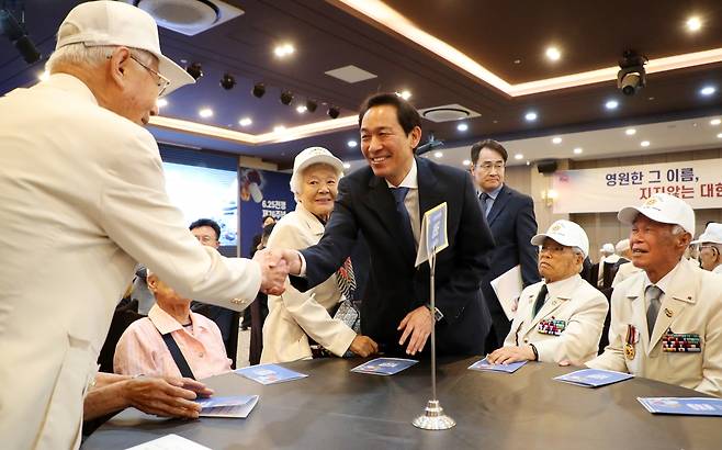 참전용사와 인사 나누는 우상호 도지사 당선인 [강원도 제공.재판매 및 DB 금지]