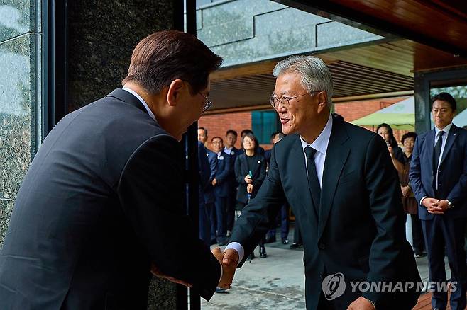 이재명 대통령과 문재인 전 대통령 (서울=연합뉴스) 이재명 대통령이 23일 경남 김해 봉하마을 고 노무현 전 대통령 사저에서 문재인 전 대통령과 인사하고 있다. 2026.5.23 [청와대 제공. 재판매 및 DB 금지] photo@yna.co.kr