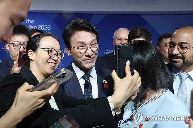 기념촬영 요청에 함께하는 김민석 국무총리 (서울=연합뉴스) 김민석 국무총리가 24일 중국 랴오닝성 다롄 국제컨벤션센터에서 열린 2026 하계 다보스포럼 특별연설 세션에서 청중들의 기념촬영 요청에 함께 하고 있다. 2026.6.25 [국무총리실 제공. 재판매 및 DB금지] photo@yna.co.kr