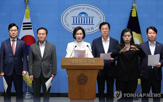 소통관 기자회견하는 국민의힘 TK의원들 (서울=연합뉴스) 이동해 기자 = 이인선 의원을 비롯한 대구-경북지역 국민의힘 의원들이 25일 국회 소통관에서 광주·전남권 제2국가 반도체 클러스터 조성 계획과 관련한 기자회견을 하고 있다. 2026.6.25 eastsea@yna.co.kr