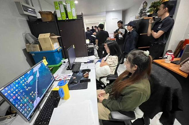 태국, 뇌물받고 최소 3천명 공무원시험 결과 조작 적발  지난 23일(현지시간) 태국 방콕 외곽 논타부리주 한 주택에서 공무원 시험 결과를 조작한 현장을 경찰이 단속하는 모습
[방콕포스트 홈페이지 캡처. 재판매 및 DB 금지]