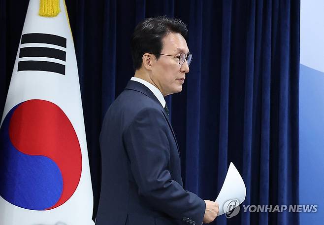 김민석 총리, "검찰 보완수사권 폐지" (서울=연합뉴스) 안정원 기자 = 김민석 국무총리가 25일 서울 종로구 정부서울청사에서 열린 검찰개혁 관련 현안 브리핑을 위해 브리핑룸으로 입장하고 있다.
    김 총리는 이날 "검찰 보완수사권 폐지를 정부의 기본 입장으로 최종 정리했다"고 밝혔다. 2026.6.25 jeong@yna.co.kr