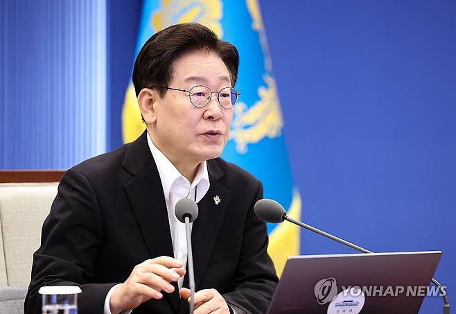 이재명 대통령, 수석보좌관회의 발언 (서울=연합뉴스) 한상균 기자 = 이재명 대통령이 25일 청와대에서 열린 수석보좌관회의에서 발언하고 있다. 2026.6.25 xyz@yna.co.kr