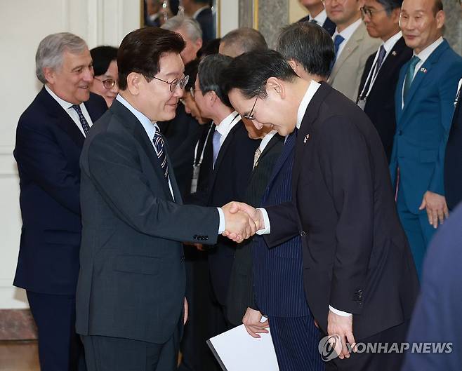 이재명 대통령과 이재용 삼성전자 회장 (로마=연합뉴스) 한상균 기자 = 이재명 대통령이 12일(현지시간) 이탈리아 로마의 한 호텔에서 열린 비즈니스 라운드테이블에 입장하며 이재용 삼성전자 회장과 악수하고 있다. 2026.6.13    xyz@yna.co.kr