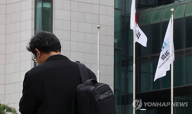 정부, 검찰 보완수사권 폐지 (서울=연합뉴스) 이진욱 기자 = 김민석 국무총리는 25일 "검찰 보완수사권 폐지를 정부의 기본 입장으로 최종 정리했다"고 밝혔다, 사진은 이날 서울 서초동 대검찰청 모습. 2026.6.25 cityboy@yna.co.kr